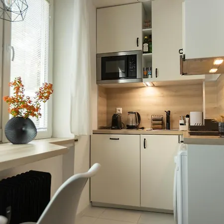 M&E Apartment - Bright Studio With Park View In Vibrant Area