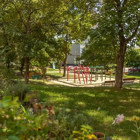 M&E Apartment - Bright Studio With Park View In Vibrant Area