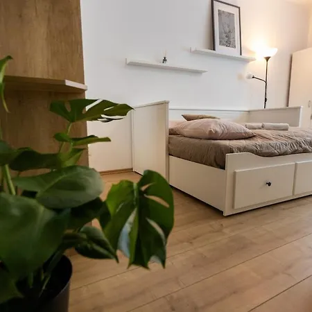 M&E Apartment - Bright Studio With Park View In Vibrant Area *