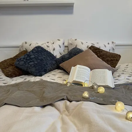 M&E Apartment - Bright Studio With Park View In Vibrant Area *